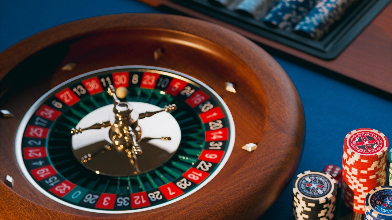 The Thrilling Evolution of Live Casinos: Where Virtual Meets Reality